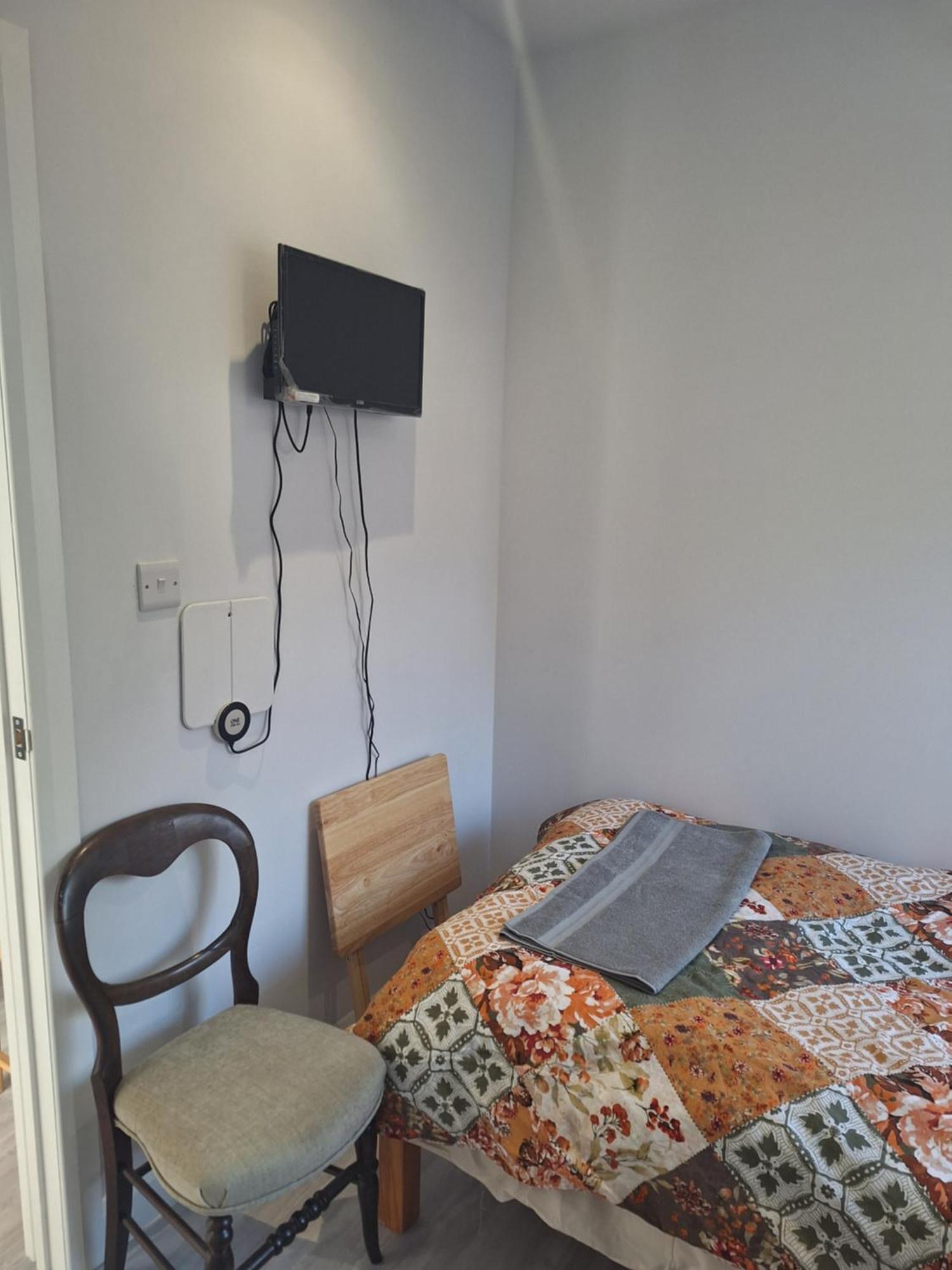 Budget Single Room Only For One Adult - Shared Flat Northolt  Eksteriør billede