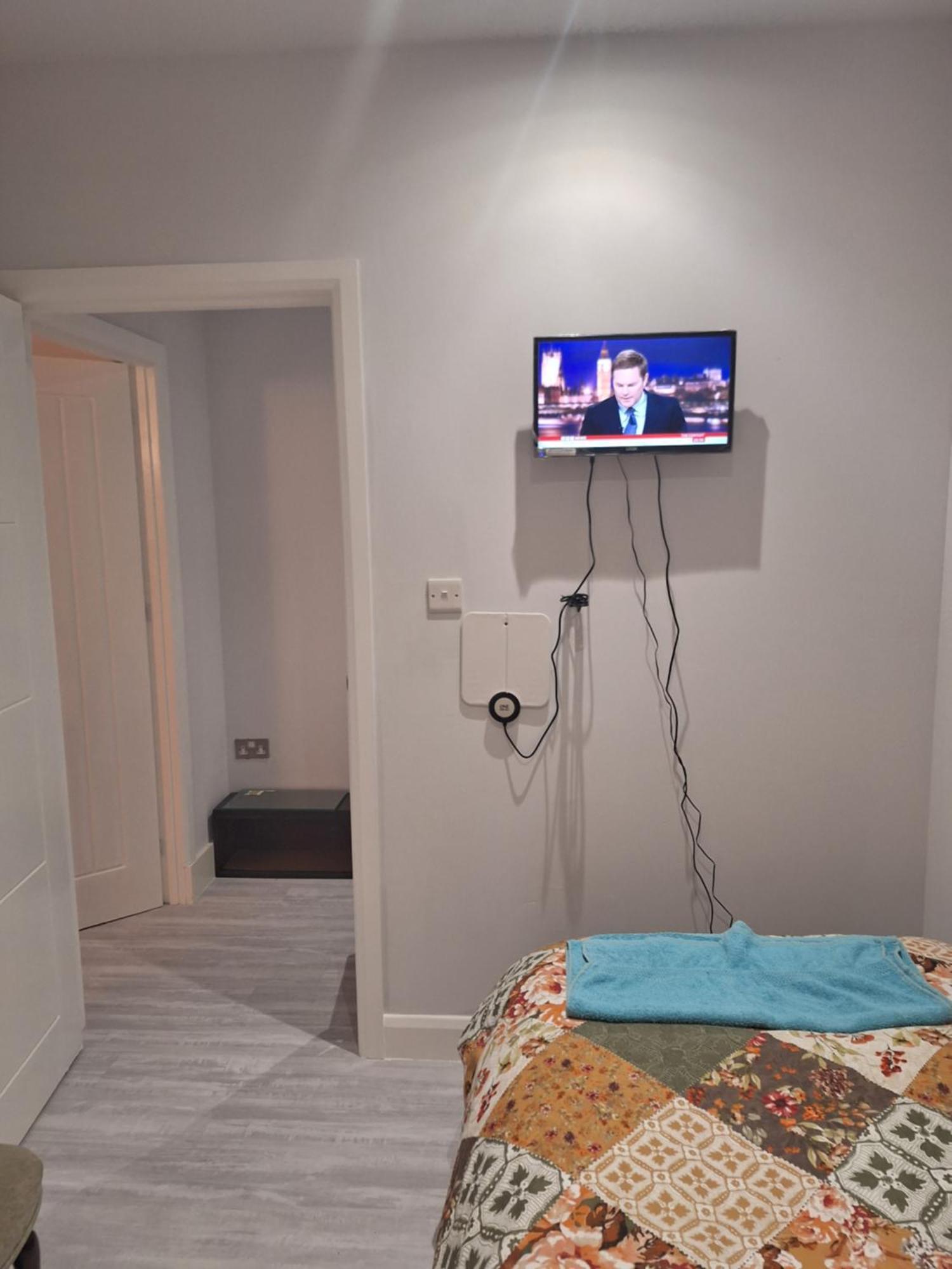 Budget Single Room Only For One Adult - Shared Flat Northolt  Eksteriør billede